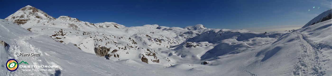 58 Scendendo lo splendido vallone innevato .jpg
